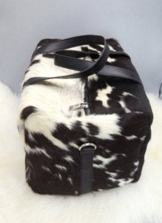 Leather travel duffle bag with zipper closure