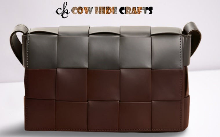 Adjustable shoulder strap on two-tone leather rectangle bag
