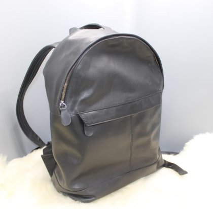 Black leather bag outside zipper pocket